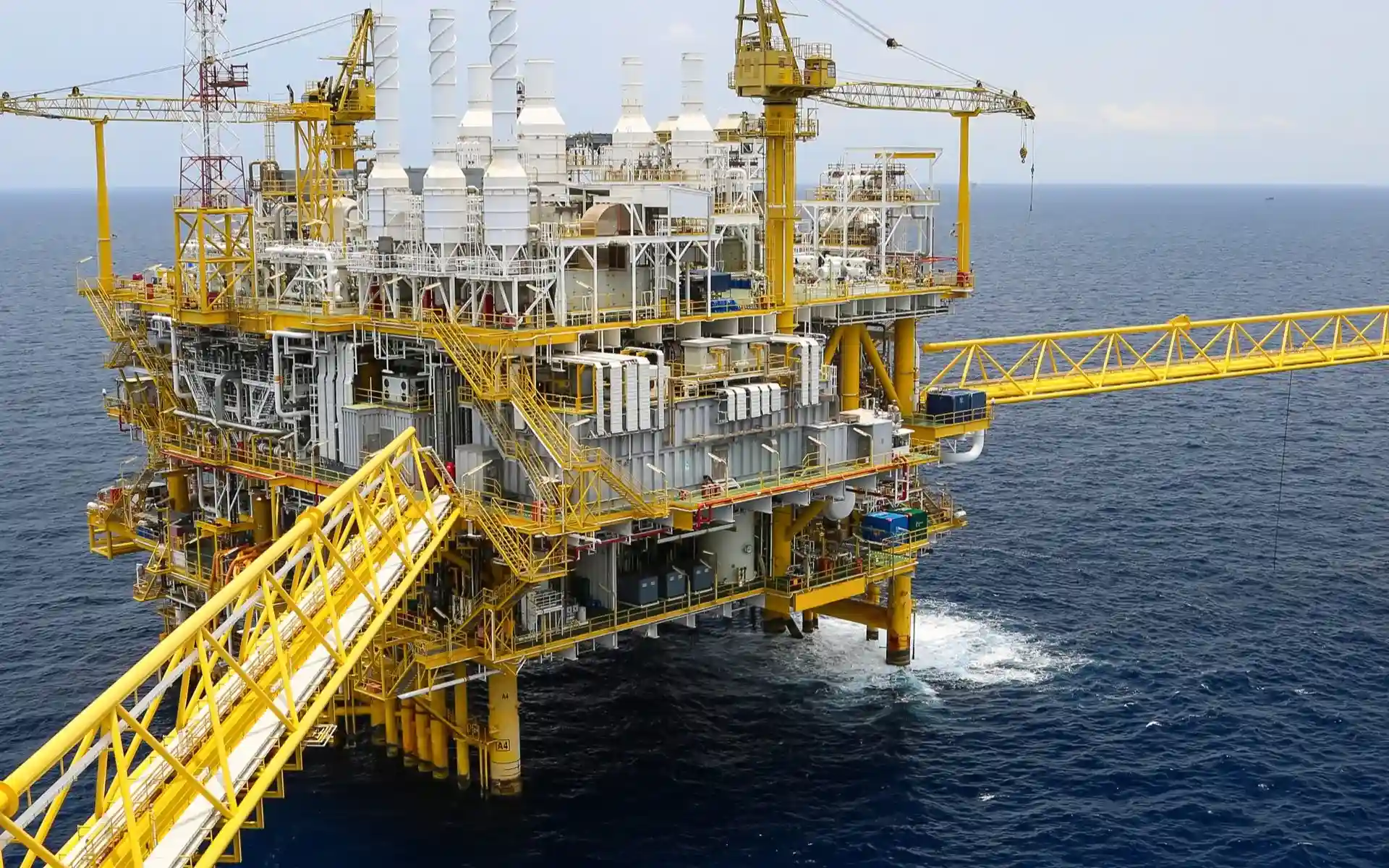 Offshore support vessel operating alongside a marine installation